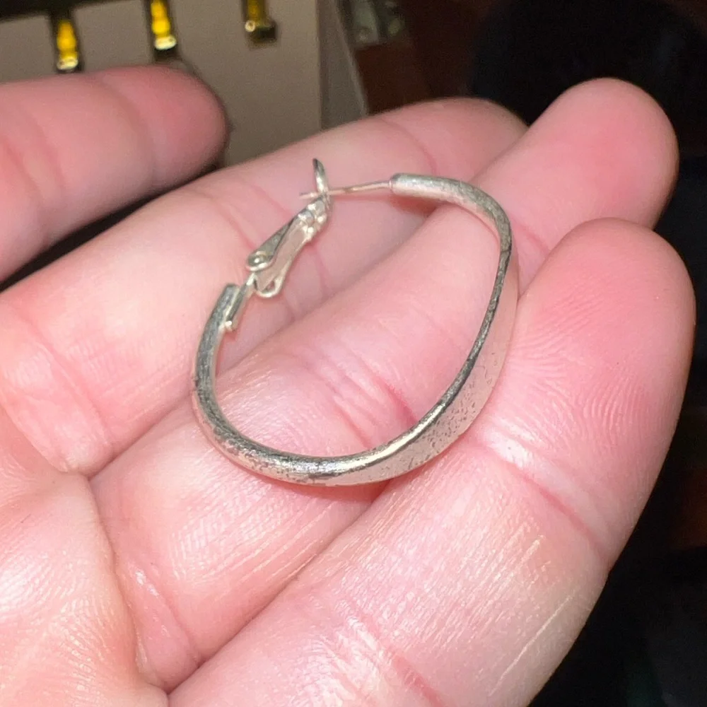 ⭐️Vintage Silver Tone Classic Oval Hoop Earrings - Picture 7 of 9